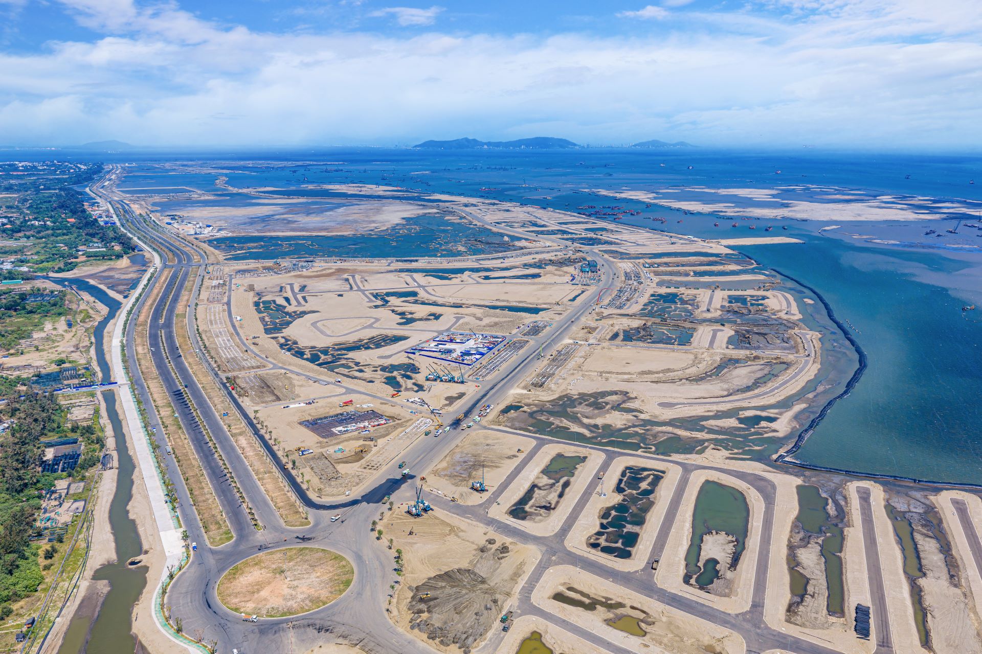 Siêu đô thị Vinhomes Green Paradise Cần Giờ (TP.HCM) sau gần 1 năm khởi công, minh chứng cho năng lực thi công thần tốc của Vinhomes. Ảnh: Vinhomes.