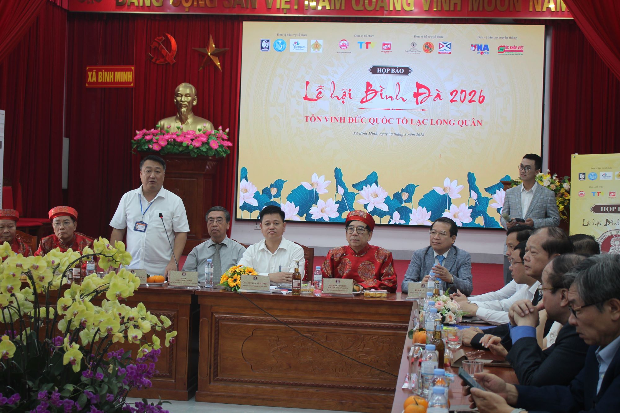 Thông tin tại buổi họp báo, ông Nguyễn Đăng Việt, Chủ tịch UBND xã Bình Minh, cho biết Bình Đà là làng cổ hiếm hoi mang kiến trúc '2 trong 1': một làng có hai ngôi đền, trong đó Đền có Đình, Đình nằm trong Đền. Ảnh: Chu Khôi.