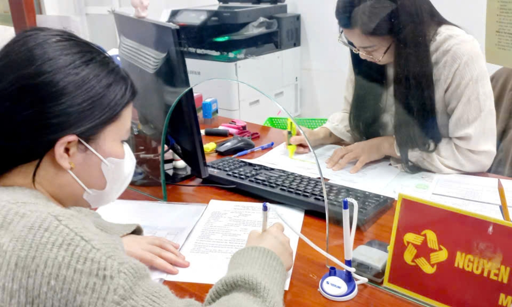 Người lao động làm thủ tục hưởng chế độ bảo hiểm thất nghiệp. Ảnh: Nhật Dương.