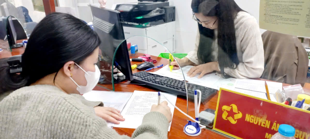 Người lao động làm thủ tục hưởng chế độ bảo hiểm thất nghiệp. Ảnh: Nhật Dương.