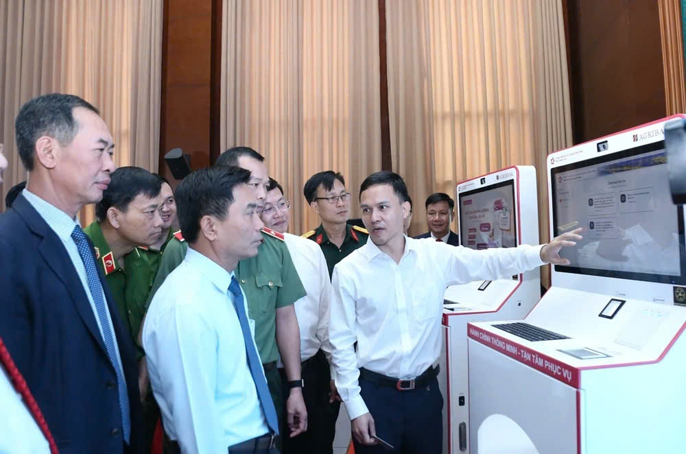 Bí thư Tỉnh ủy Nguyễn Doãn Anh và các đại biểu tham quan các kiosk. Ảnh: Tố Phượng