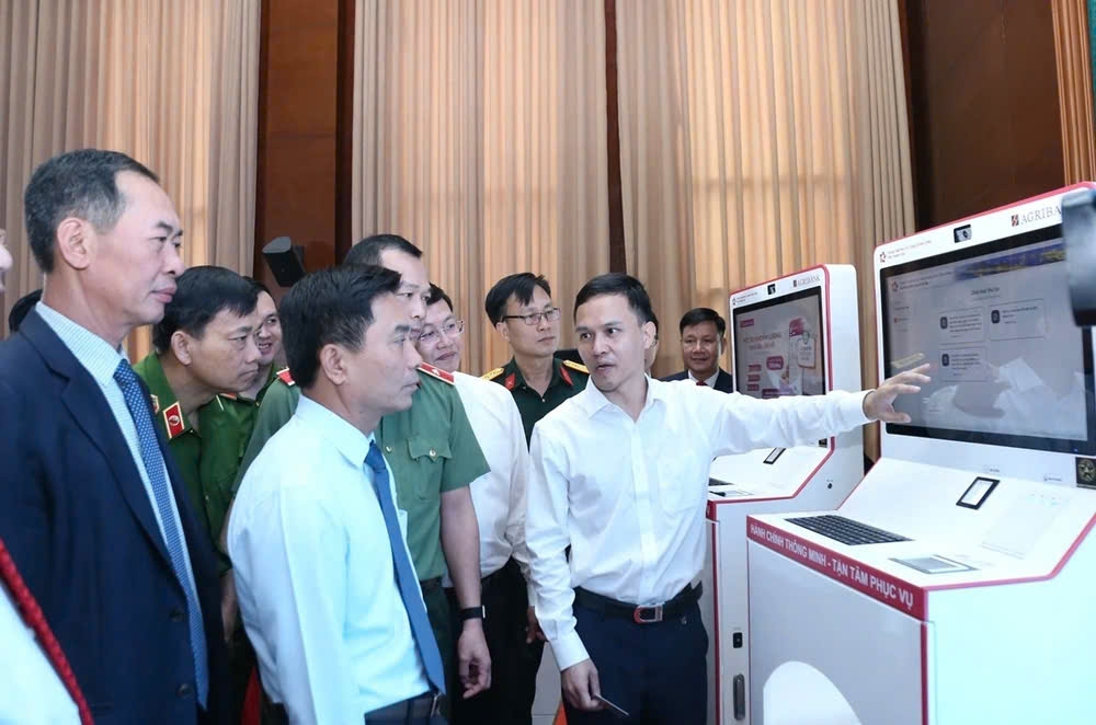 Bí thư Tỉnh ủy Nguyễn Doãn Anh và các đại biểu tham quan các kiosk. Ảnh: Tố Phượng