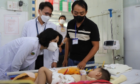 Đoàn công tác của Bộ Y tế kiểm tra tình hình điều trị bệnh tay chân miệng tại TP.HCM. Ảnh: Hà Quyên.
