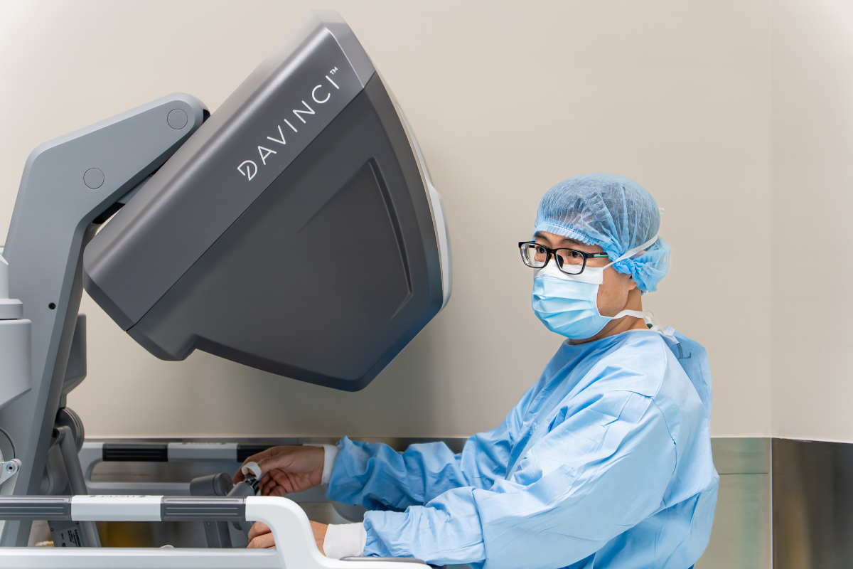 ThS.BS CKII Lương Ngọc Trung điều khiển hệ thống robot phẫu thuật Da Vinci Xi.