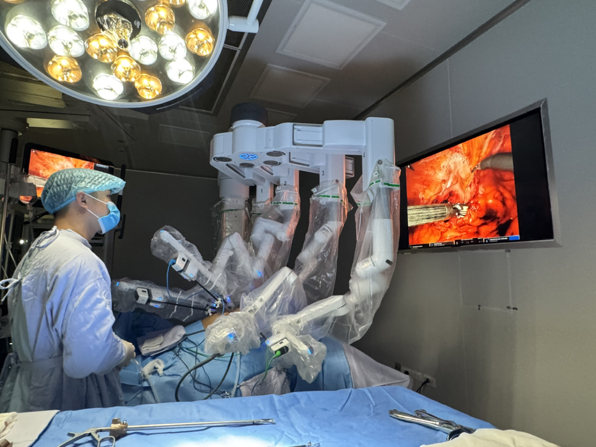 Các bác sĩ Bệnh viện K ứng dụng robot phẫu thuật cho bệnh nhân.
