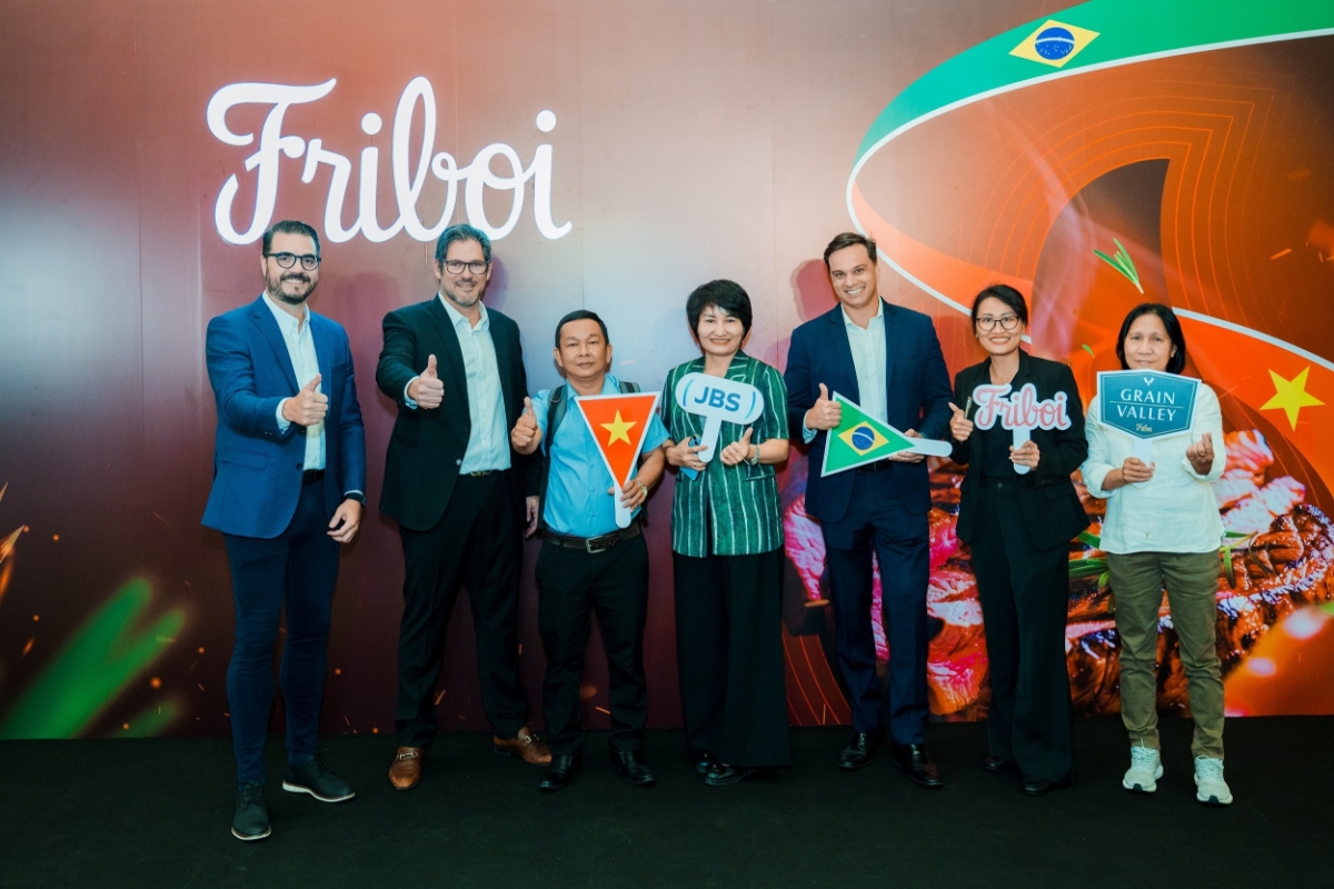 Đội ngũ lãnh đạo JBS Friboi và đối tác cùng thể hiện
quyết tâm mang đến những dòng sản phẩm thịt
bò Brazil thượng hạng nhất.&nbsp;Ảnh: Friboi.