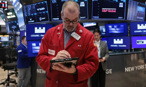 Chứng khoán Mỹ giảm liền 3 phiên, giá dầu sắp hoàn tất tháng tăng lịch sử