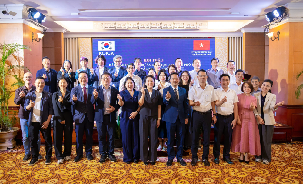 Các đại biểu chụp ảnh lưu niệm tại Hội thảo