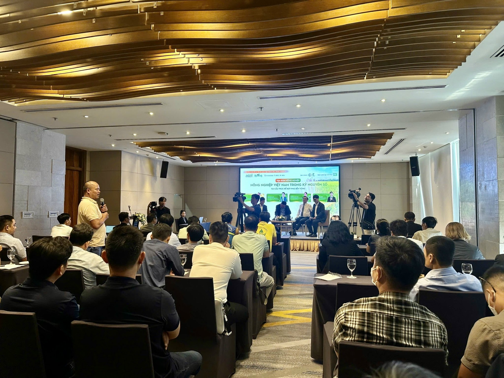 Các doanh nghiệp đặt câu hỏi cho diễn giả tại tọa đàm.