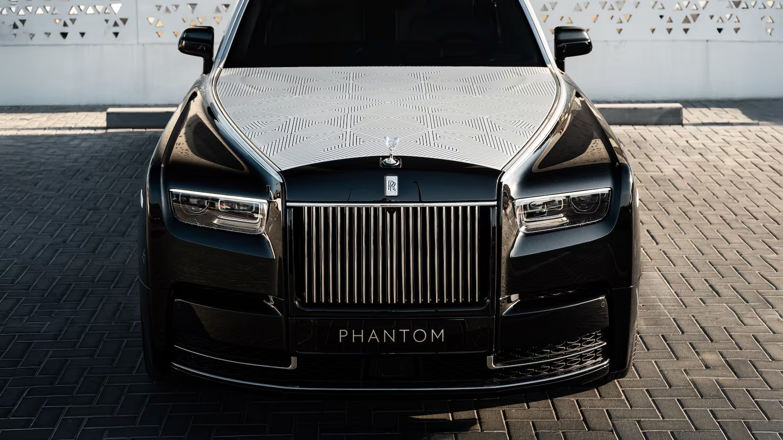 Chiếc Rolls-Royce Phantom Arabesque được chế tác riêng bởi trung tâm đặt hàng dành cho khách hàng giàu có của thương hiệu tại Dubai. Nắp ca-pô được khắc laser mô phỏng họa tiết lưới mashrabiya của Ả Rập. Ảnh:&nbsp;Rolls-Royce.