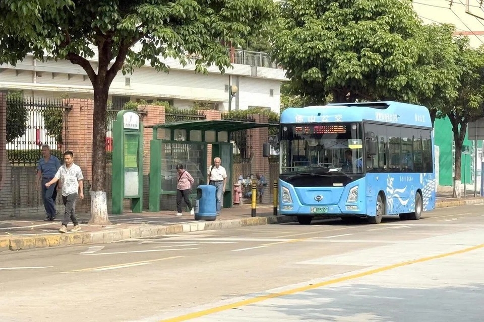 Một xe buýt chạy bằng hydro trên đường phố quận Nam Hải, Phật Sơn. Ảnh: JOYCE ZK LIM/ST