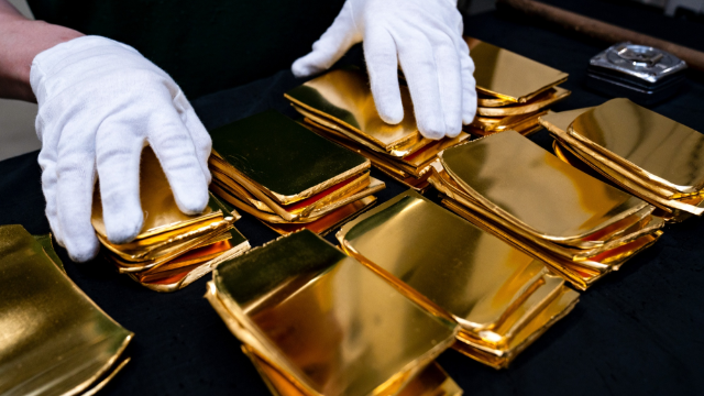 Giá vàng vượt 4.500 USD/oz, SPDR Gold Trust vẫn xả mạnh