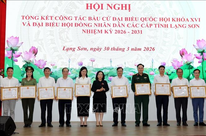 Phó Bí thư Thường trực Tỉnh ủy, Chủ tịch HĐND tỉnh Lạng Sơn Đoàn Thị Hậu trao Bằng khen cho các tập thể, cá nhân có thành tích xuất sắc trong công tác bầu cử. Ảnh: TTXVN.
