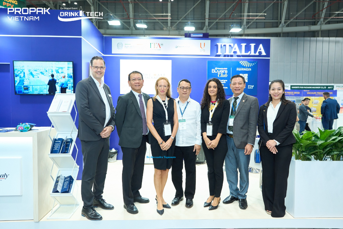 Bà Alessandra Tognonato, Tổng Lãnh sự, Lãnh sự quán Italia tại TP. Hồ Chí Minh cùng các doanh nghiệp Italia tìm hiểu cơ hội hợp tác tại sự kiện Triển lãm quốc tế ProPak Vietnam 2026.