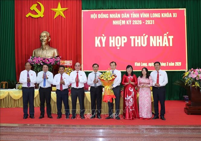 Ông Trần Văn Lâu, Ủy viên Trung ương Đảng, Bí thư Tỉnh ủy Vĩnh Long tặng hoa chúc mừng Chủ tịch, Phó Chủ tịch và Trưởng các Ban của HĐND tỉnh Vĩnh Long khóa XI, nhiệm kỳ 2026-2031. Ảnh: TTXVN.