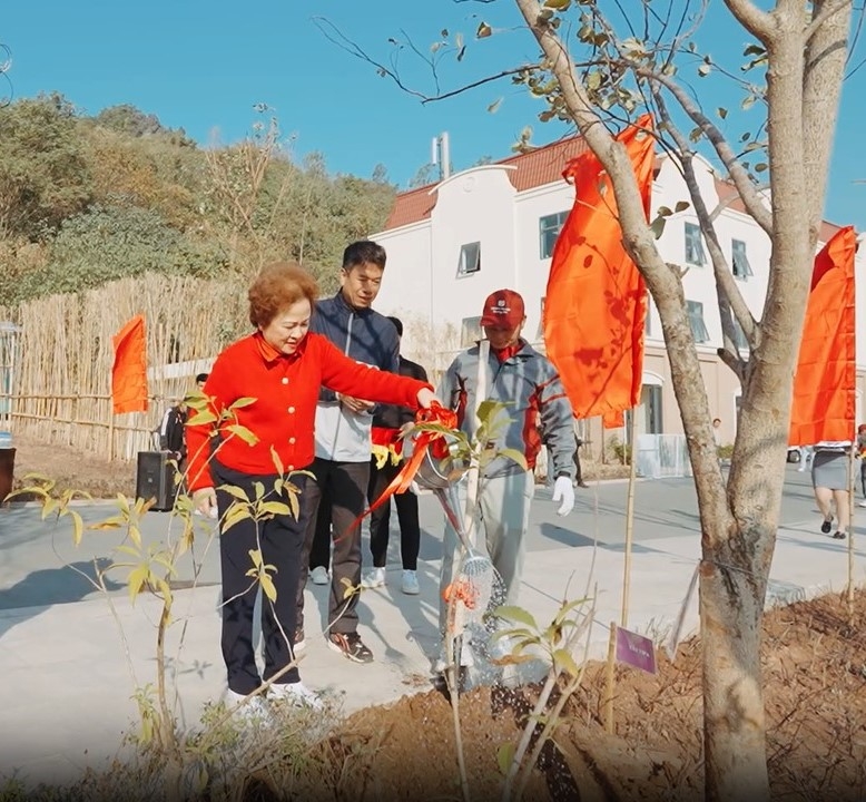 Chủ tịch Tập đoàn BRG trực tiếp tham gia hoạt động trồng cây, khẳng định cam kết mạnh mẽ của Ban lãnh đạo trong chiến lược phát triển xanh bền vững. Ảnh: BRG.