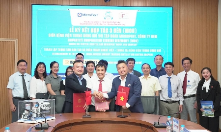Bệnh viện Trung ương Huế ký biên bản ghi nhớ hợp tác thành lập trung tâm đào tạo phẫu thuật robot.
