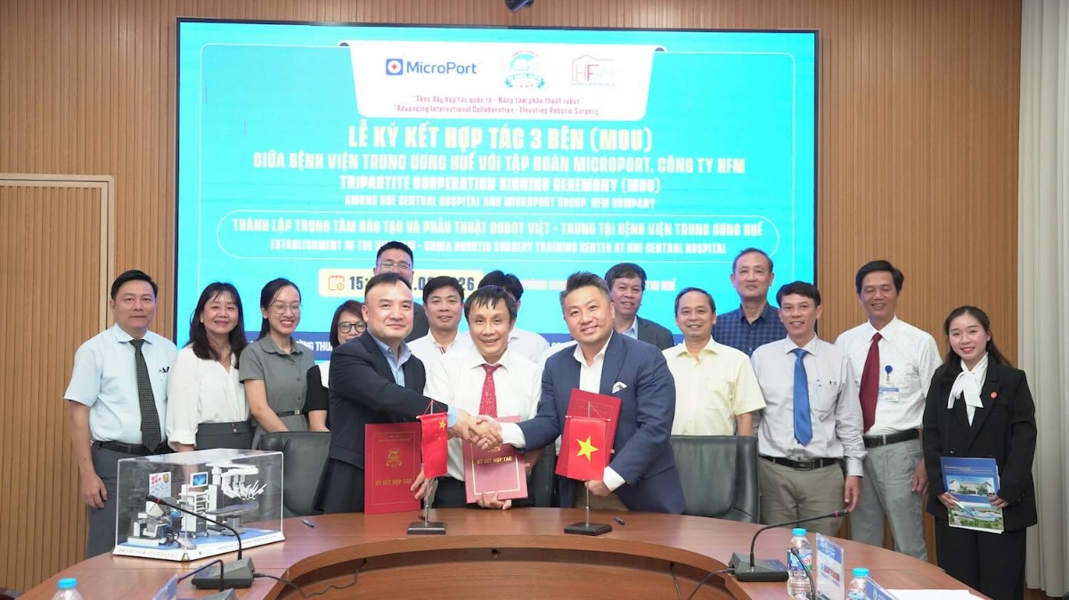 Bệnh viện Trung ương Huế ký biên bản ghi nhớ hợp tác thành lập trung tâm đào tạo phẫu thuật robot. 