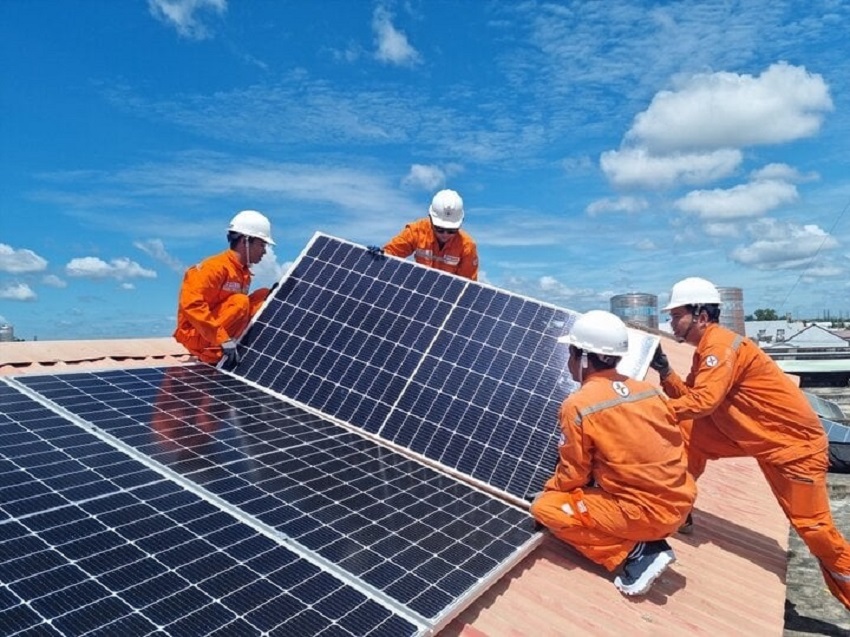 Phát triển điện mặt trời mái nhà tự sản xuất, tự tiêu thụ là giải pháp bổ sung nguồn cung tại chỗ.