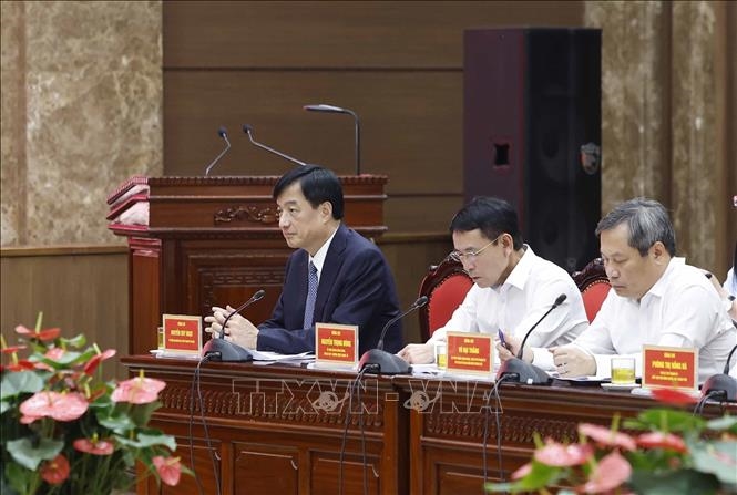 Các đồng chí trong Ban Thường vụ Thành ủy Hà Nội dự hội nghị. 