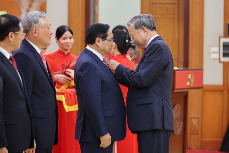 Tổng Bí thư Tô Lâm trao Huân chương Quân công hạng nhất và trao Huy hiệu 40 năm tuổi Đảng tặng đồng chí Phạm Minh Chính, Uỷ viên Bộ Chính trị khoá XIII, Thủ tướng Chính phủ - Ảnh: VGP