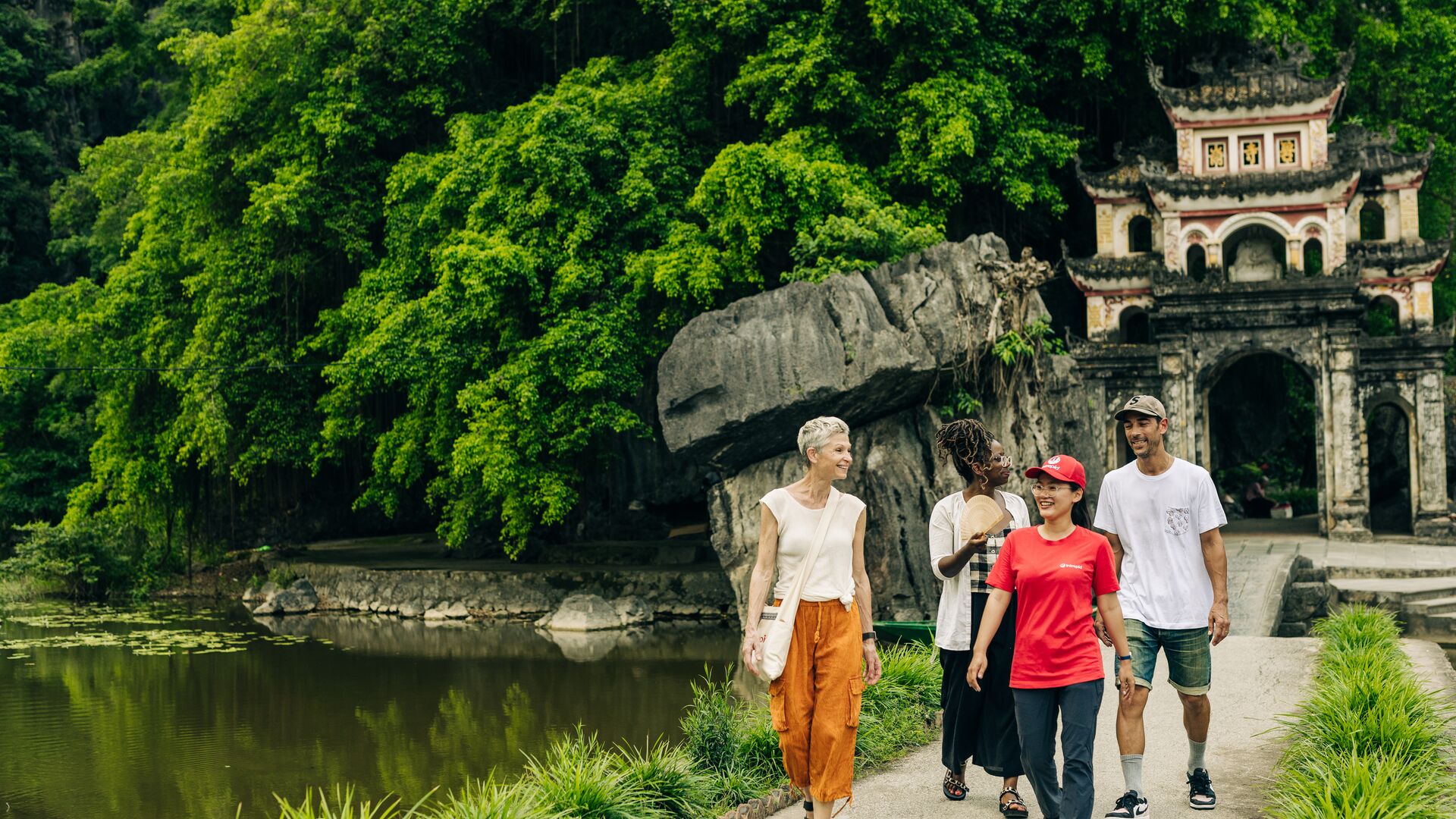 Phụ nữ lớn tuổi còn tìm kiếm sự hòa nhập văn hóa sâu sắc trong những chuyến đi của mình.