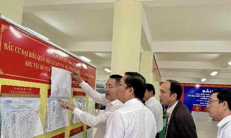 Ông Lê Trí Thanh, Chủ tịch Ủy ban Mặt trận Tổ quốc Việt Nam TP Đà Nẵng kiểm tra công tác chuẩn bị bầu cử tại phường An Khê. Ảnh: Báo Đại Đoàn kết.