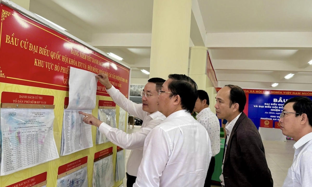 Ông Lê Trí Thanh, Chủ tịch Ủy ban Mặt trận Tổ quốc Việt Nam TP Đà Nẵng kiểm tra công tác chuẩn bị bầu cử tại phường An Khê. Ảnh: Báo Đại Đoàn kết.
