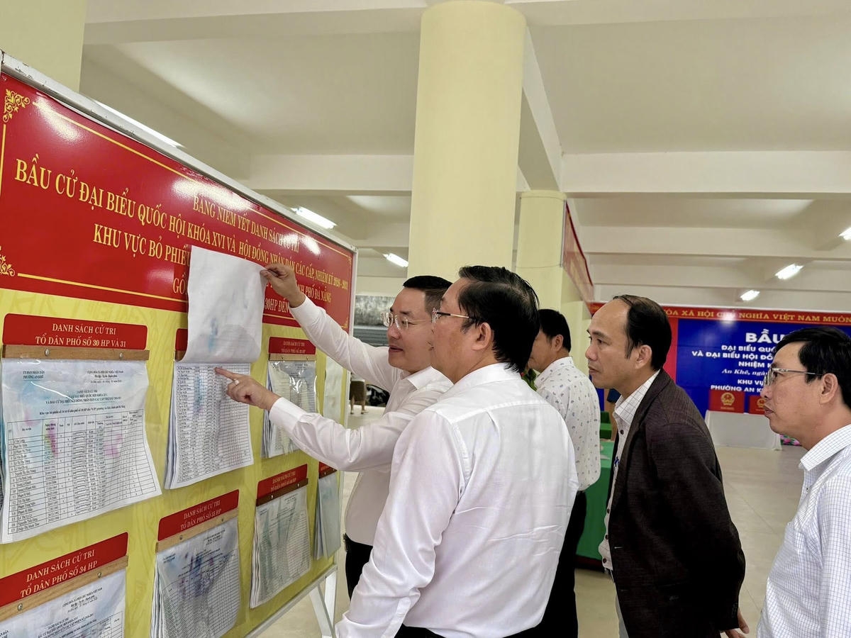 Ông Lê Trí Thanh, Chủ tịch Ủy ban Mặt trận Tổ quốc Việt Nam TP Đà Nẵng kiểm tra công tác chuẩn bị bầu cử tại phường An Khê. Ảnh: Báo Đại Đoàn kết.