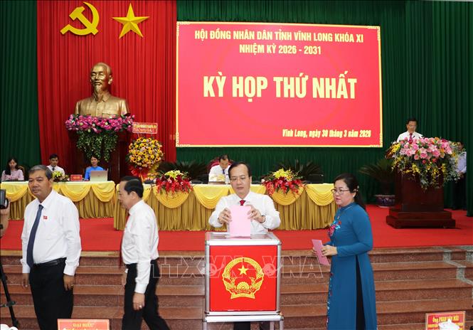 Đại biểu HĐND tỉnh Vĩnh Long bỏ phiếu bầu các chức danh chủ chốt của HĐND, UBND tỉnh tại kỳ họp. Ảnh: TTXVN.