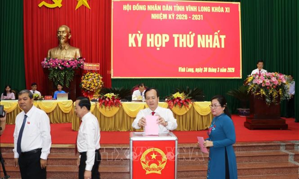 Đại biểu HĐND tỉnh Vĩnh Long bỏ phiếu bầu các chức danh chủ chốt của HĐND, UBND tỉnh tại kỳ họp. Ảnh: TTXVN.