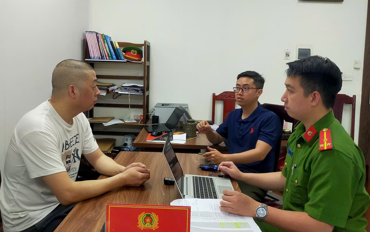 Đối tượng Xiang Guoquan, cầm đầu đường dây lừa đảo tiền ảo Merry Trade tại cơ quan công an.