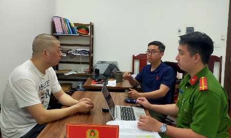 Đối tượng Xiang Guoquan, cầm đầu đường dây lừa đảo tiền ảo Merry Trade tại cơ quan công an.