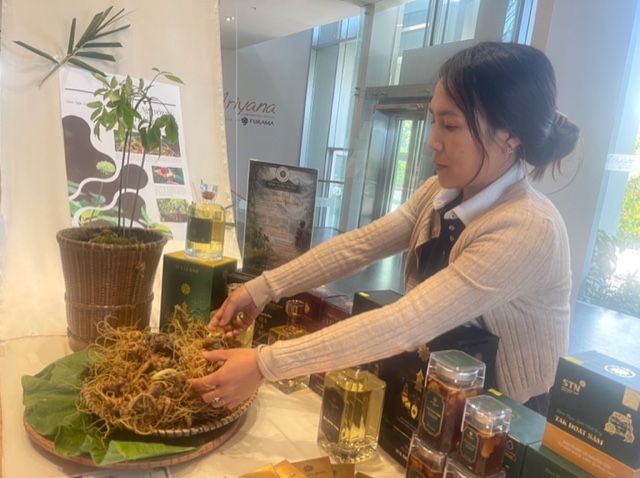 Củ sâm Ngọc Linh tươi được giới thiệu tại gian hàng trưng bày sản phẩm địa phương chất lượng cao. Ảnh Ngô Anh Văn