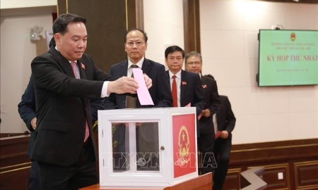 Ông Hồ Xuân Trường, Phó Bí thư Thường trực Tỉnh ủy Khánh Hòa bỏ phiếu bầu các chức danh chủ chốt. Ảnh: TTXVN.