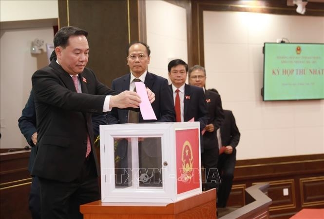 Ông Hồ Xuân Trường, Phó Bí thư Thường trực Tỉnh ủy Khánh Hòa bỏ phiếu bầu các chức danh chủ chốt. Ảnh: TTXVN.