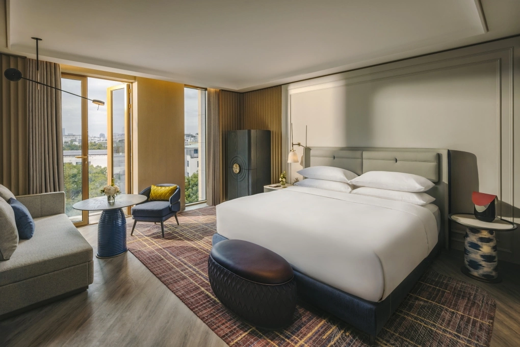 Không gian phòng nghỉ với nội thất sang trọng và hệ tiện nghi hiện đại.