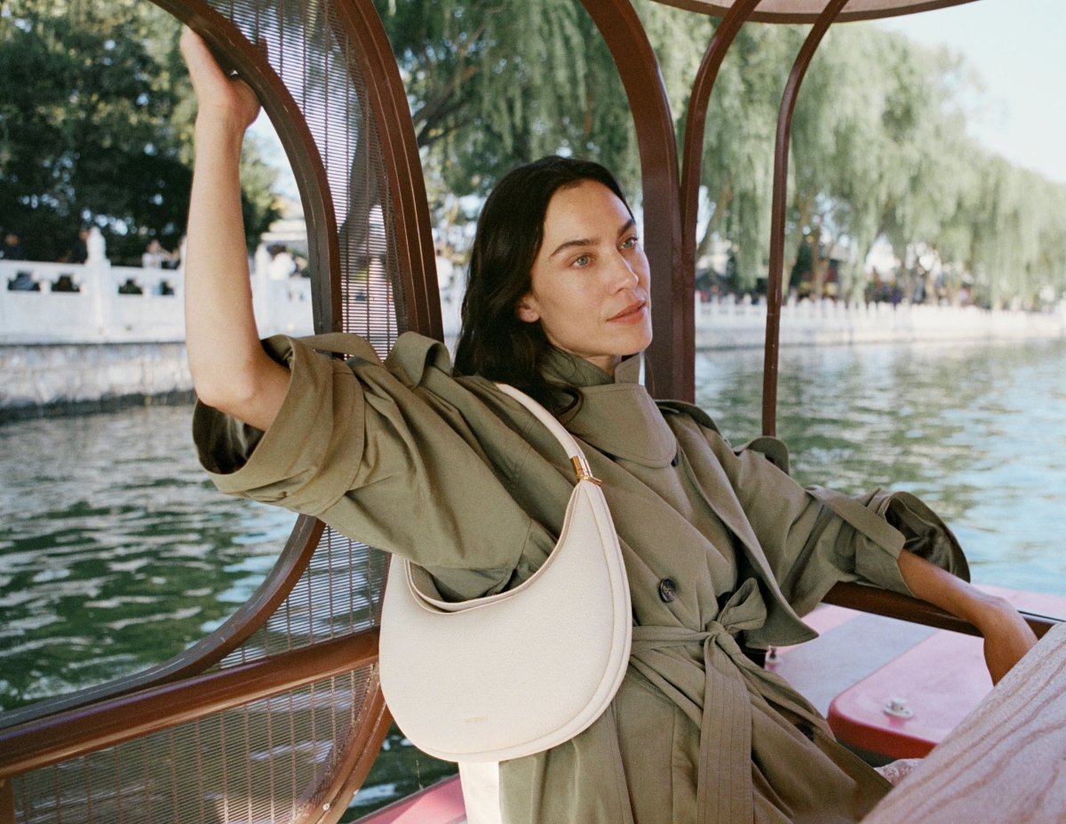 Songmont đã hợp tác với biểu tượng thời trang Alexa Chung nhằm mở rộng sức hấp dẫn trên thị trường quốc tế.