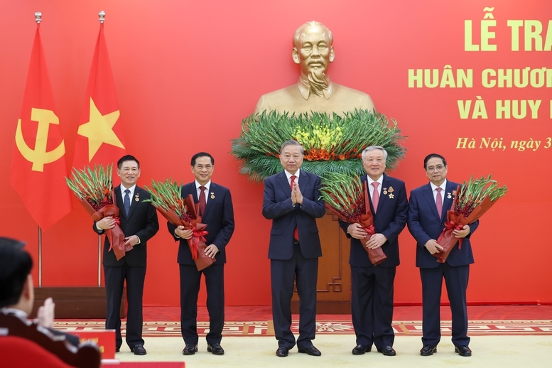 Tổng Bí thư Tô Lâm tặng hoa chúc mừng các đồng chí được nhận Huy hiệu Đảng - Ảnh: VGP