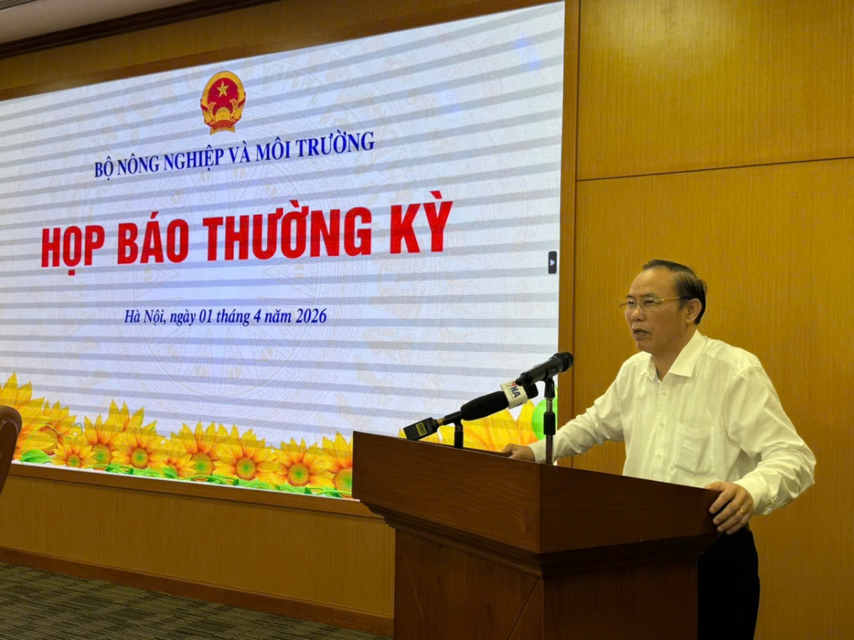 Thứ trưởng Bộ Nông nghiệp và Môi trường Phùng Đức Tiến phát biểu tại họp báo.