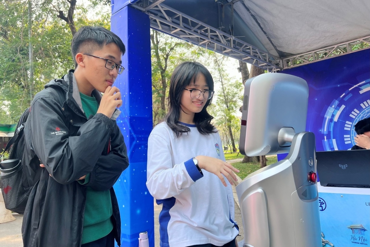 Robot lễ tân thông minh cũng trở thành điểm nhấn tại&nbsp;Lễ hội Du lịch Hà Nội 2026.