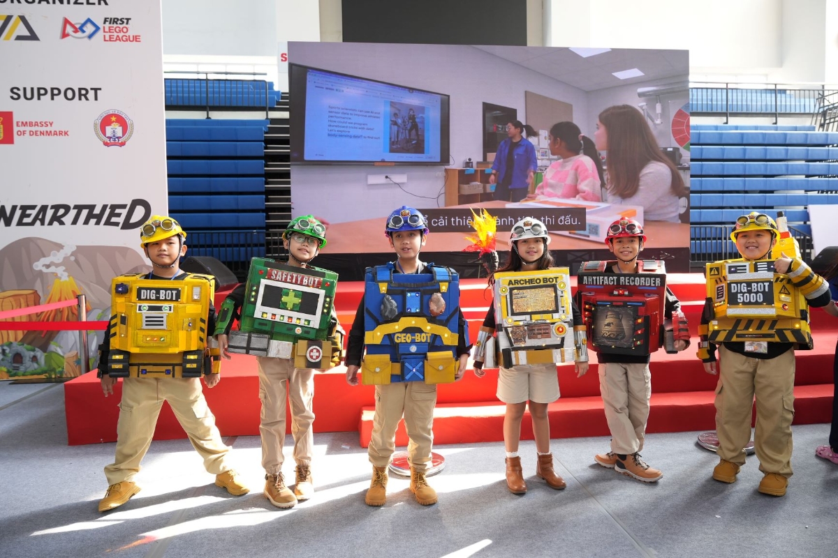 Các đội quốc tế tỏa sáng với phần thuyết trình và biểu diễn robot tại FIRST® LEGO® League Vietnam Championship 2026
