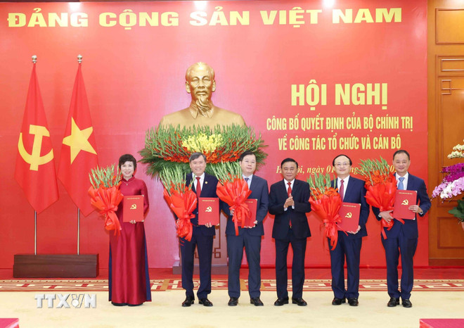Đồng chí Trần Cẩm Tú, Ủy viên Bộ Chính trị, Thường trực Ban Bí thư trao các Quyết định cho đại diện lãnh đạo 5 cơ quan, gồm: Đài Truyền hình Việt Nam, Đài Tiếng nói Việt Nam, Thông tấn xã Việt Nam, Viện Hàn lâm Khoa học xã hội Việt Nam, Viện Hàn lâm Khoa học và Công nghệ Việt Nam. Ảnh: TTXVN
