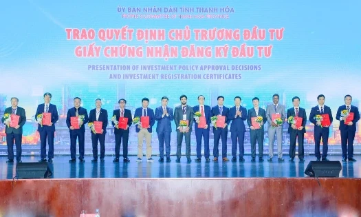 Hội nghị xúc tiến đầu tư trao Quyết định cho nhiều dự án trọng điểm