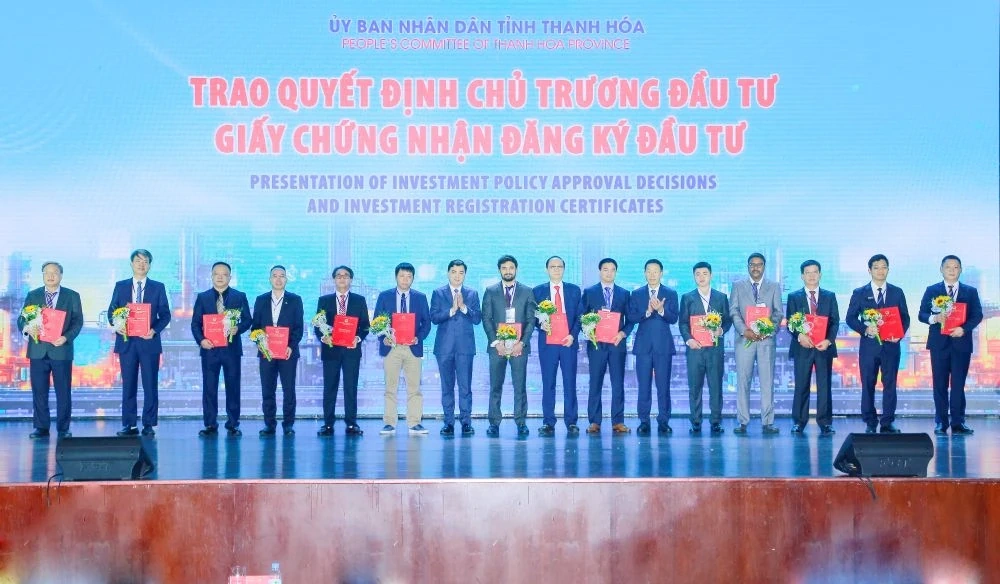 Chủ tịch tỉnh Thanh Hóa Nguyễn Hoài Anh trao giấy phép cho các nhà đầu tư.