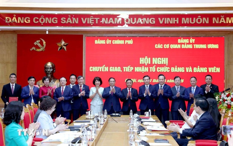 Thường trực Ban Bí thư Trần Cẩm Tú, Thủ tướng Phạm Minh Chính, đại diện Đảng ủy Chính phủ, Đảng ủy các cơ quan Đảng Trung ương và các đảng bộ chuyển giao, tiếp nhận chụp ảnh chung - Ảnh: TTXVN