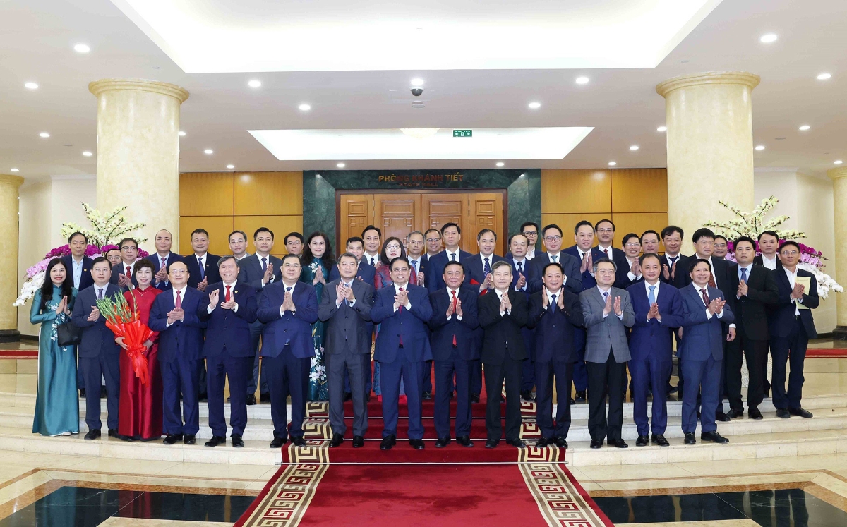 Thường trực Ban Bí thư Trần Cẩm Tú, Thủ tướng Phạm Minh Chính cùng lãnh đạo Đảng, Nhà nước chụp ảnh chung với ban lãnh đạo 5 cơ quan: Đài Truyền hình Việt Nam, Đài Tiếng nói Việt Nam, Thông tấn xã Việt Nam, Viện Hàn lâm Khoa học xã hội Việt Nam, Viện Hàn lâm Khoa học và Công nghệ Việt Nam. Ảnh: TTXVN