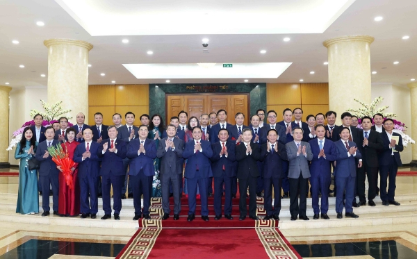 Thường trực Ban Bí thư Trần Cẩm Tú, Thủ tướng Phạm Minh Chính cùng lãnh đạo Đảng, Nhà nước chụp ảnh chung với ban lãnh đạo 5 cơ quan: Đài Truyền hình Việt Nam, Đài Tiếng nói Việt Nam, Thông tấn xã Việt Nam, Viện Hàn lâm Khoa học xã hội Việt Nam, Viện Hàn lâm Khoa học và Công nghệ Việt Nam. Ảnh: TTXVN