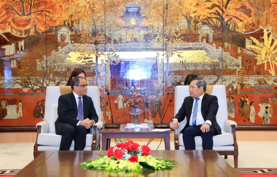 Ủy viên Trung ương Đảng, Phó Bí thư Thành ủy, Chủ tịch UBND Thành phố Hà Nội Vũ Đại Thắng tại buổi làm việc với Đại sứ Philippines tại Việt Nam Francisco Noel R. Fernandez III vào chiều ngày 31/3. (Ảnh: UBND Thành phố Hà Nội)