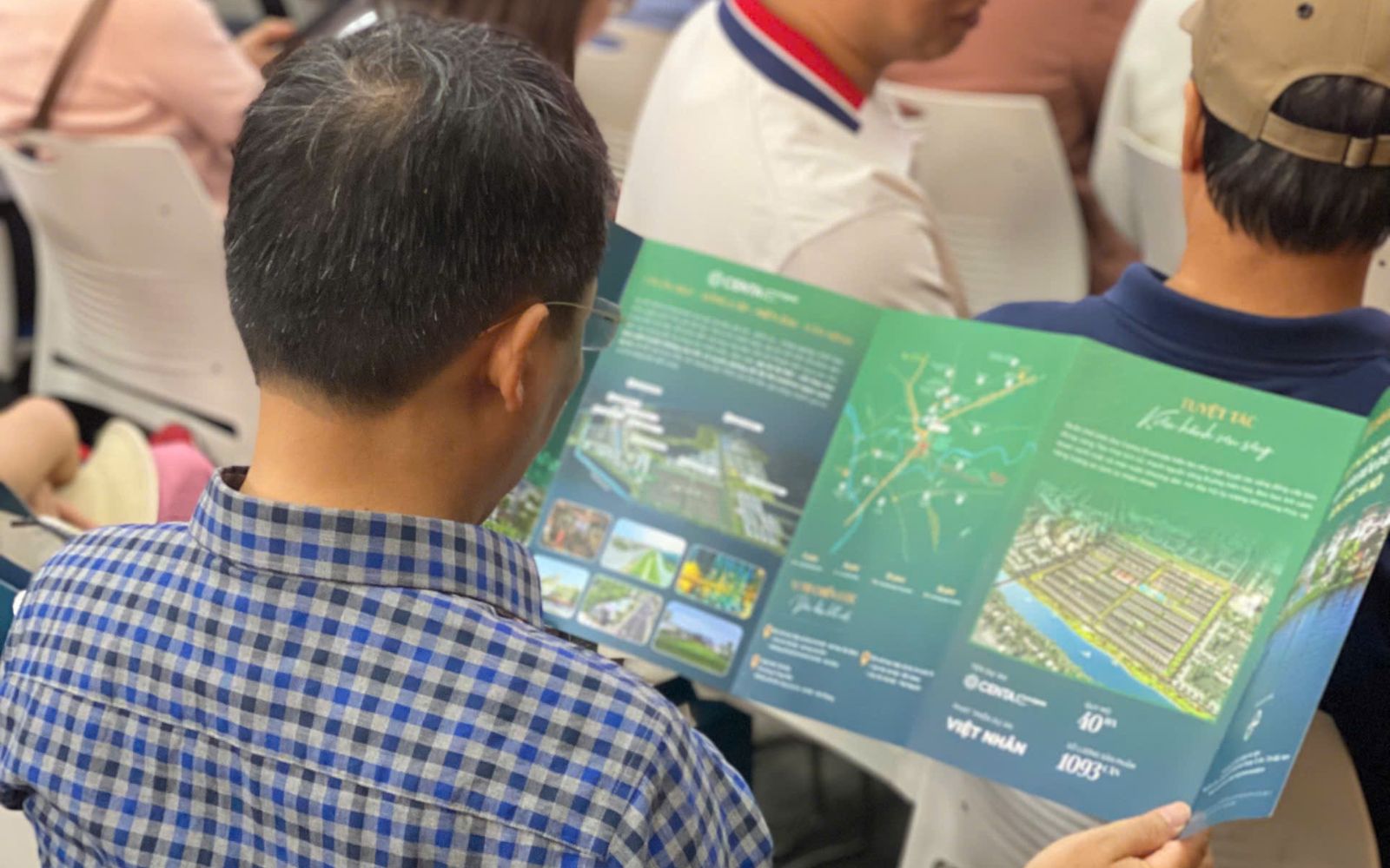 Khách hàng quan tâm các chính sách ưu đãi lãi suất cho vay, ân hạn gốc - lãi và chiết khấu từ chủ đầu tư. Ảnh: Centa Riverside.